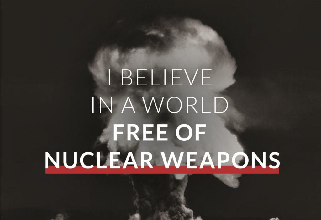 核爆発の雲を背景にI BELIEVE IN A WORLD FREE OF NUCLEAR WEAPONSと書かれたメッセージ
