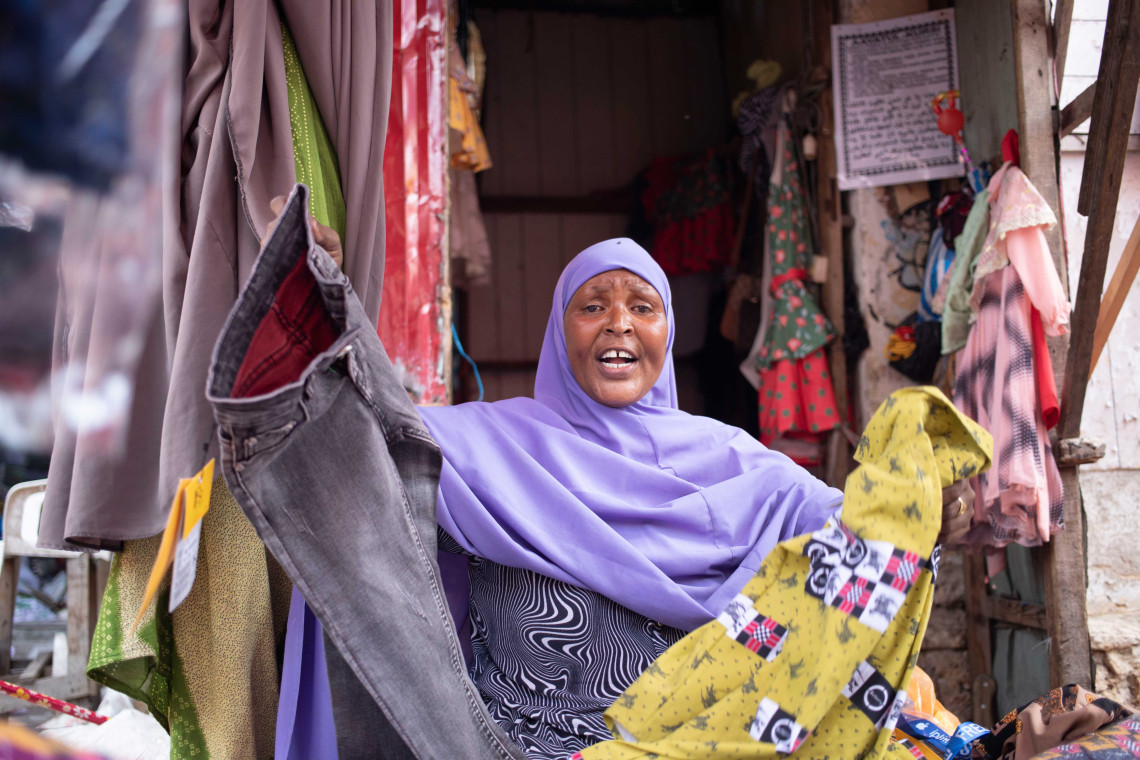 ICRCの経済自立支援を受け、首都モガディシュで衣料品店を営む女性