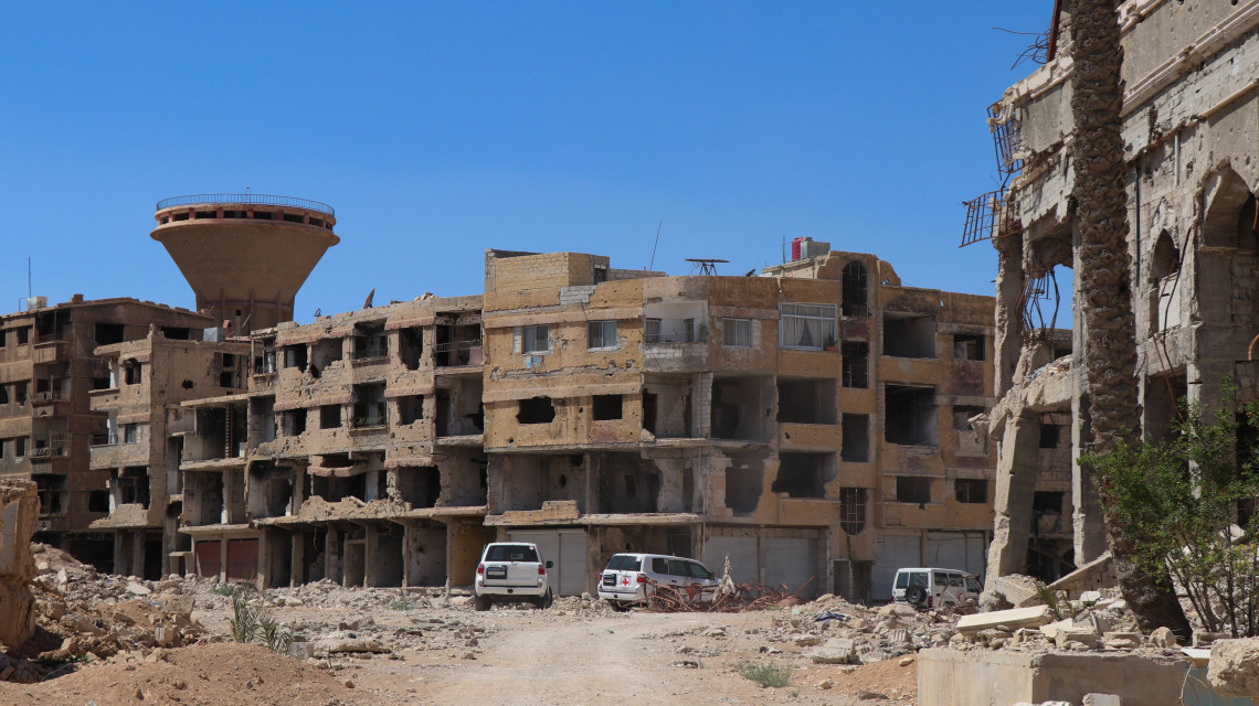 不発弾の調査のために、シリア赤新月社のスタッフと首都ダマスカス郊外の町ダライヤに入るICRC武器汚染担当チーム