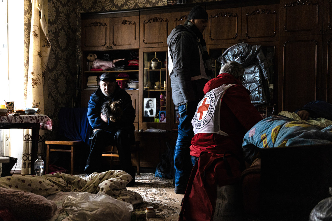 首都キーウ近郊のブチャに暮らす老夫婦の状況を確認するICRCチーム。冬の到来により、最も弱い立場に置かれた人々の苦しみは計り知れない