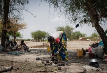 南スーダン：木の下での暮らし、数千人が水・食料・避難場所を求めて