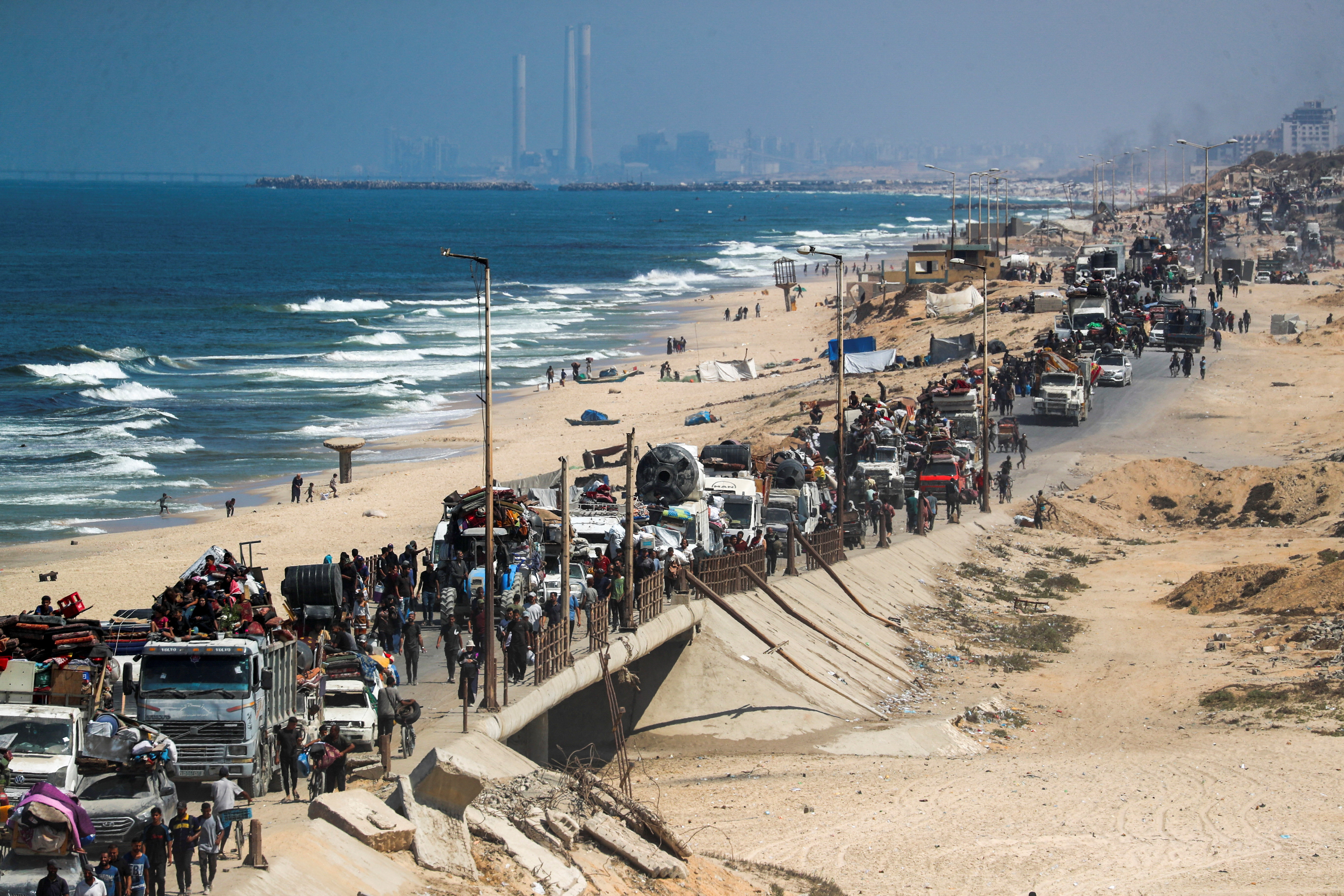 road to the south with a heaby trafic from Gaza city