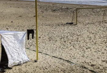 午前６時30分、ベイルートにて。幼い少女と風船、そして、避難者問題を抱える国